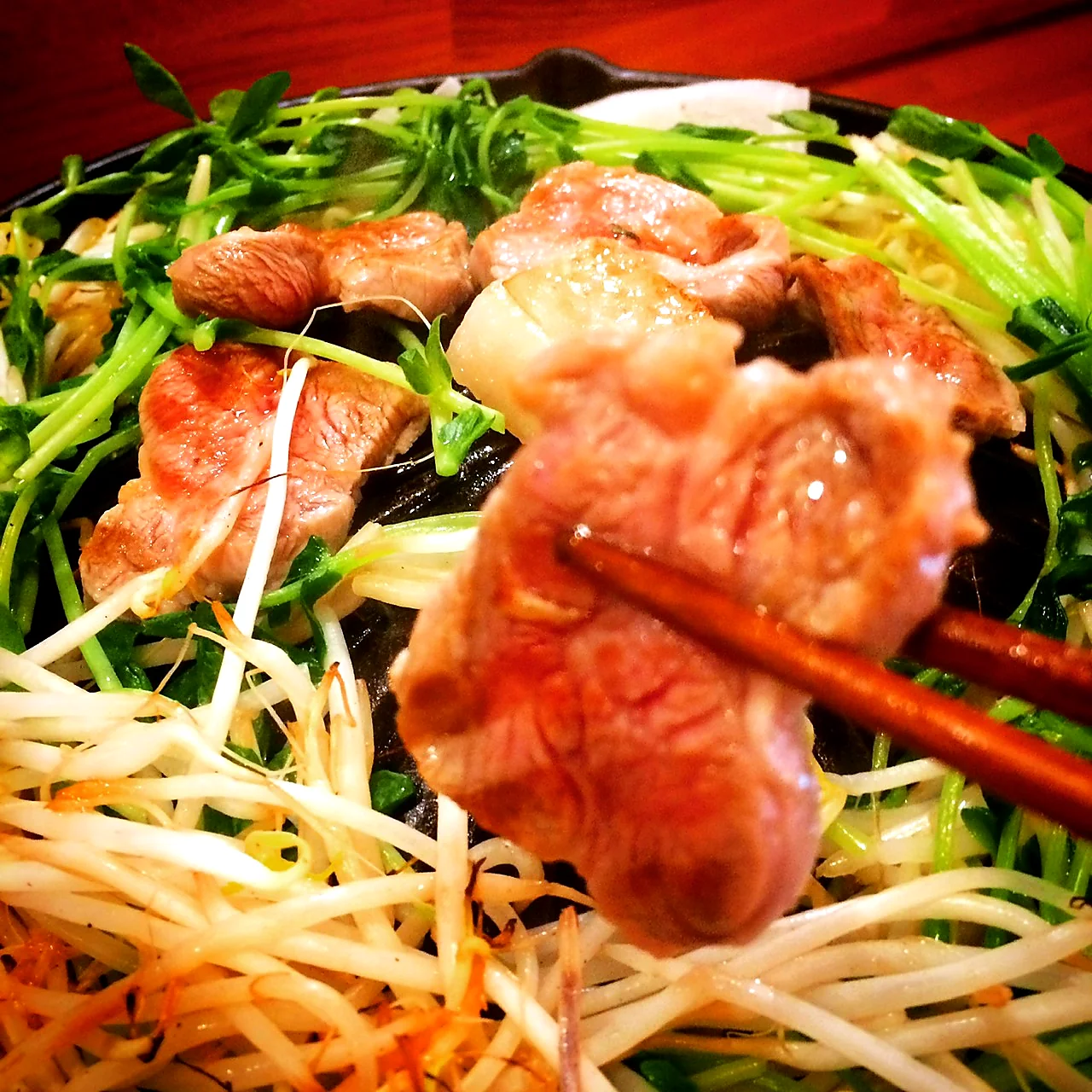 焼き上がるラム肉